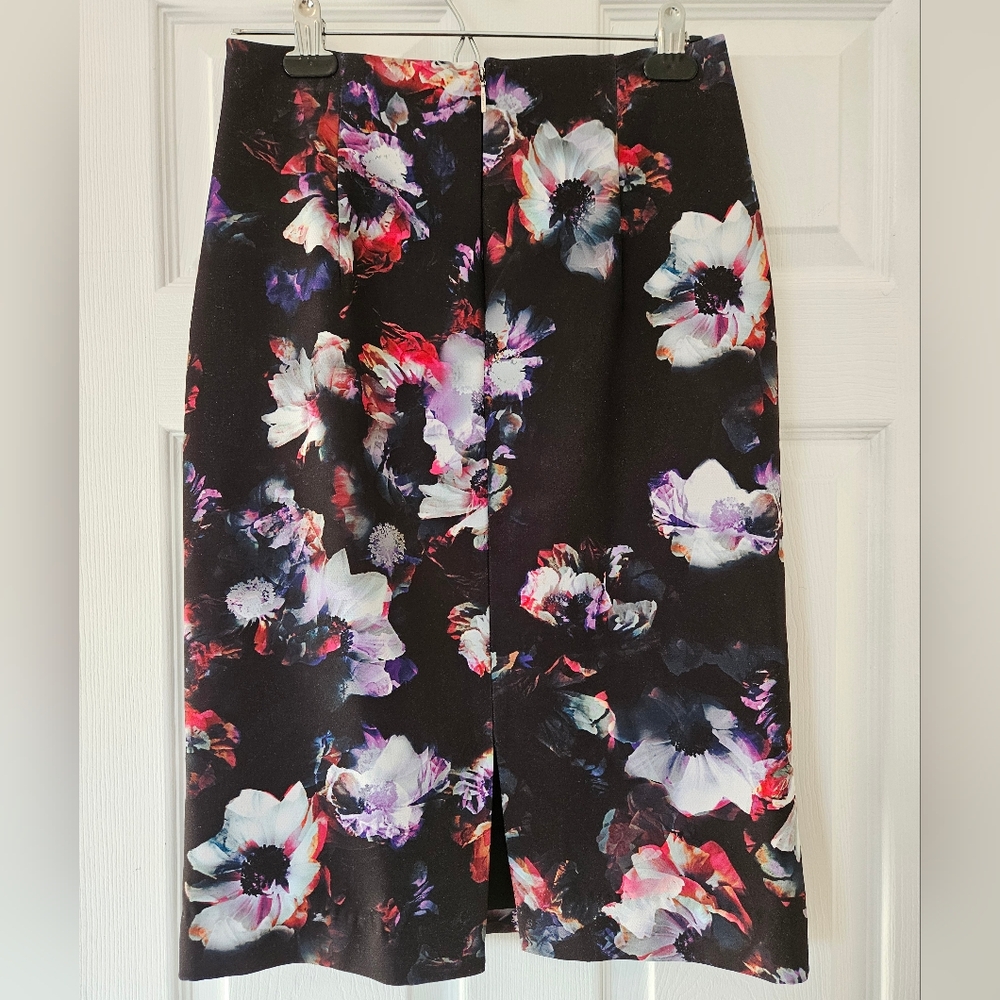 Ellen Tracy Lined Pencil Skirt Small Back Slit Black With Floral Print Size 6-8